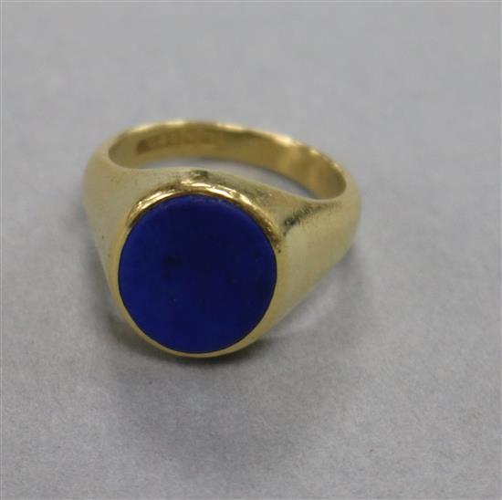 An early 20th century 18ct gold and lapis lazuli signet ring, size M.